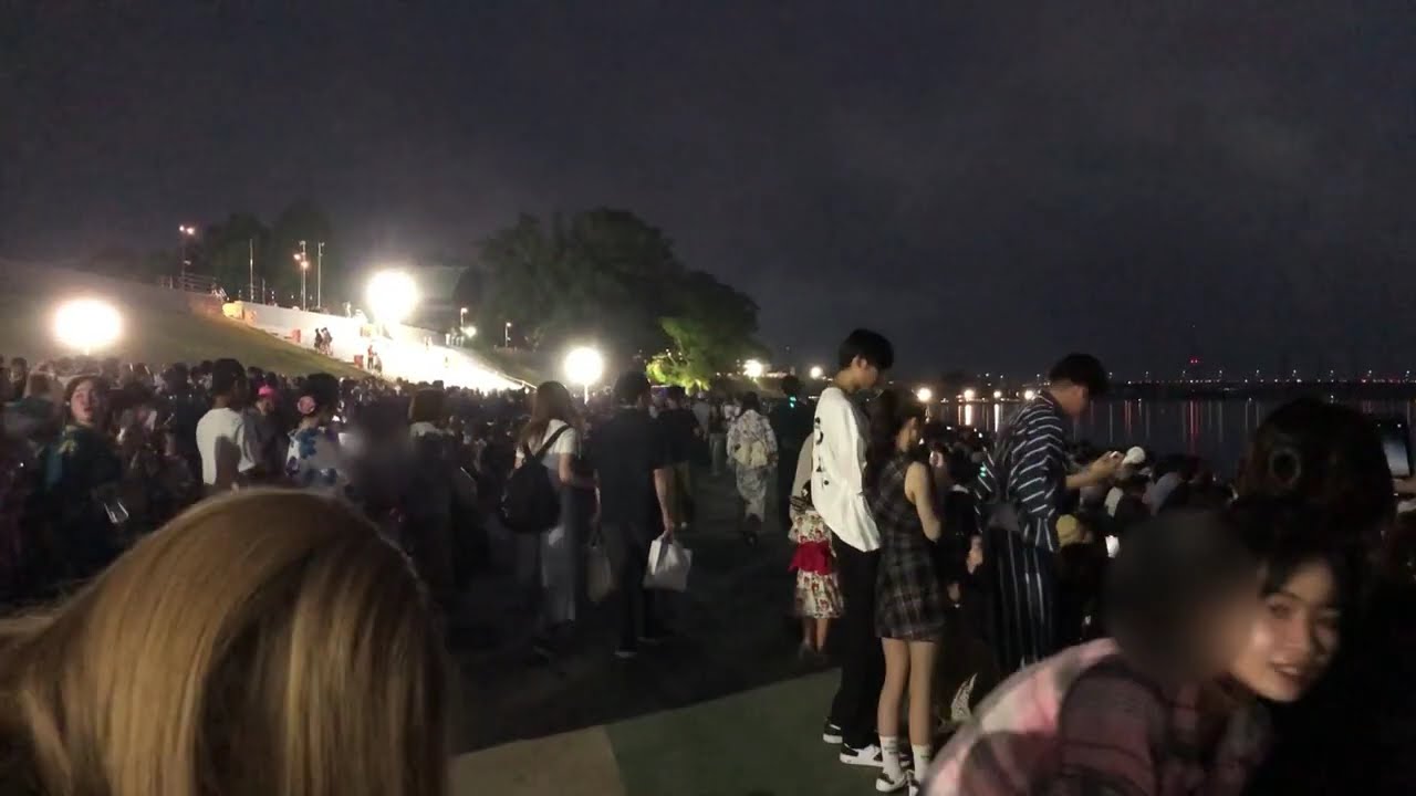 久留米市「筑後川花火大会」令和６年８月５日（日）篠山会場、京町会場の2か所で行われました。京町会場では河川敷に多くの来場者が来ていました。開始前に一部の地域で雷雨があり、体感気温も下がり、涼しく感じた