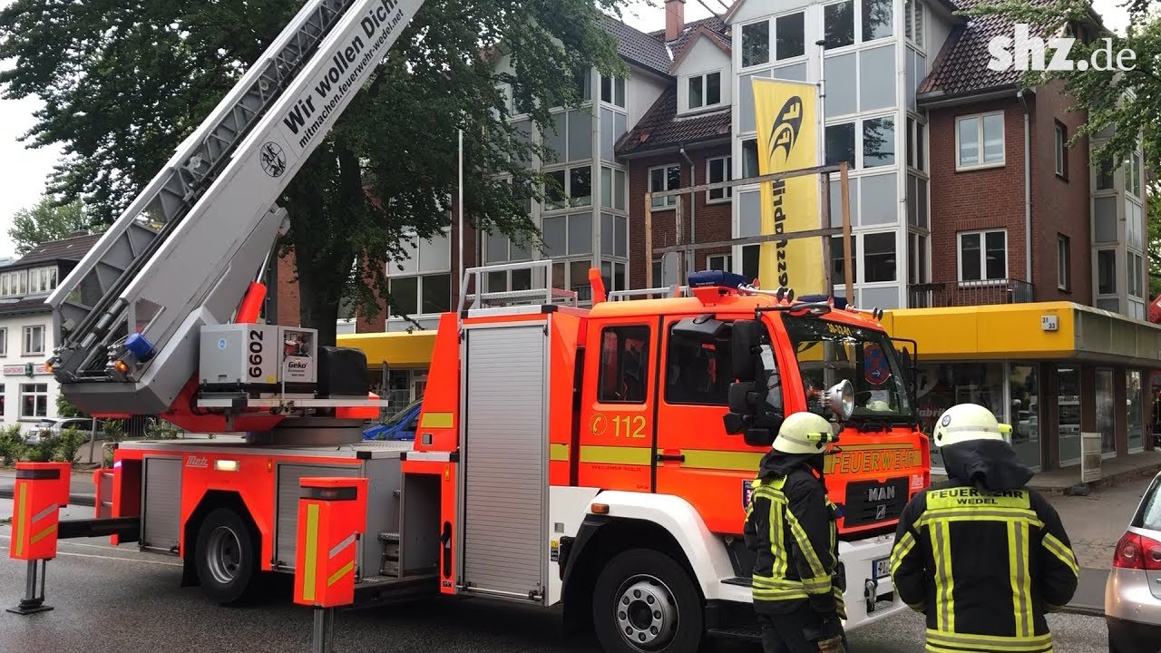 Baukran stürzt auf Wohnhaus in Wedel