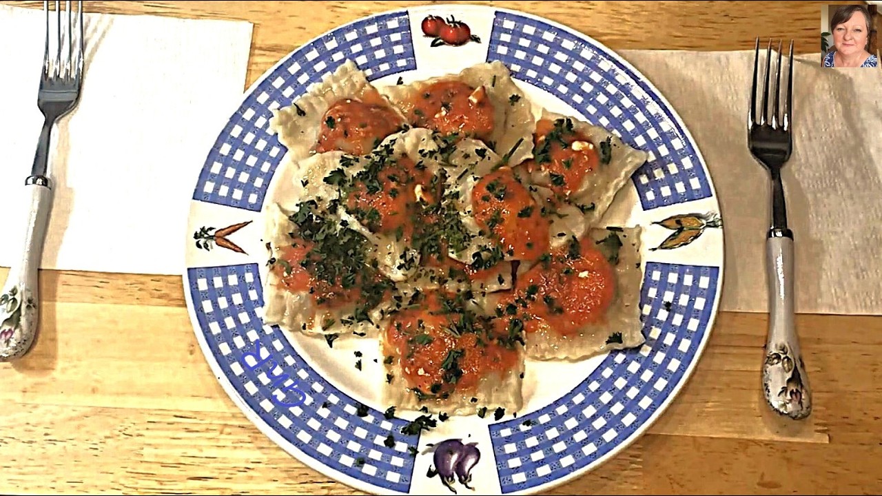 Domowe Pierogi Ravioli w Pomidorach z Niebieskim Serem.
