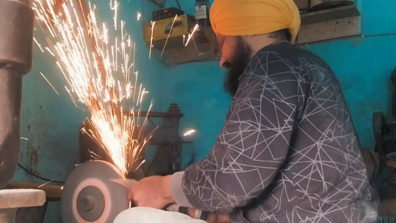 🔨🪓ਇੱਕ ਲੋਹੇ ਦਾ ਟੁਕੜਾ ਕਿਵੇਂ ਬਣਦਾ ਕੁਹਾੜਾ #shorts#viral #tools#hardwork#villagelife#handmade #handcraft 