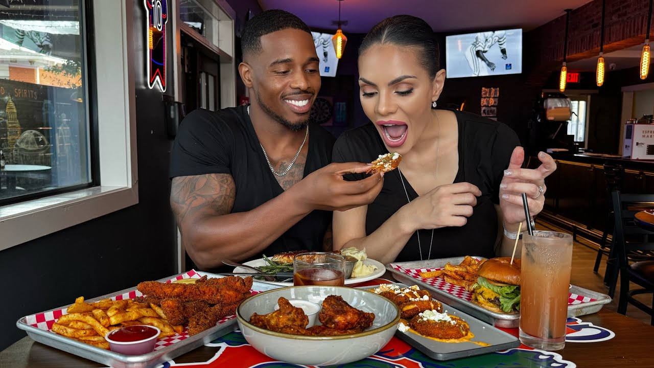 Unveiling Velvet Oak Tavern’s Mouthwatering Secrets! Chicken Sandwiches, Fried Green Tomatoes