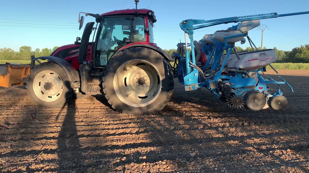 Semis sorgho avec Valtra N174 et Monosem 8 Rang avec | ETA CADEAU|