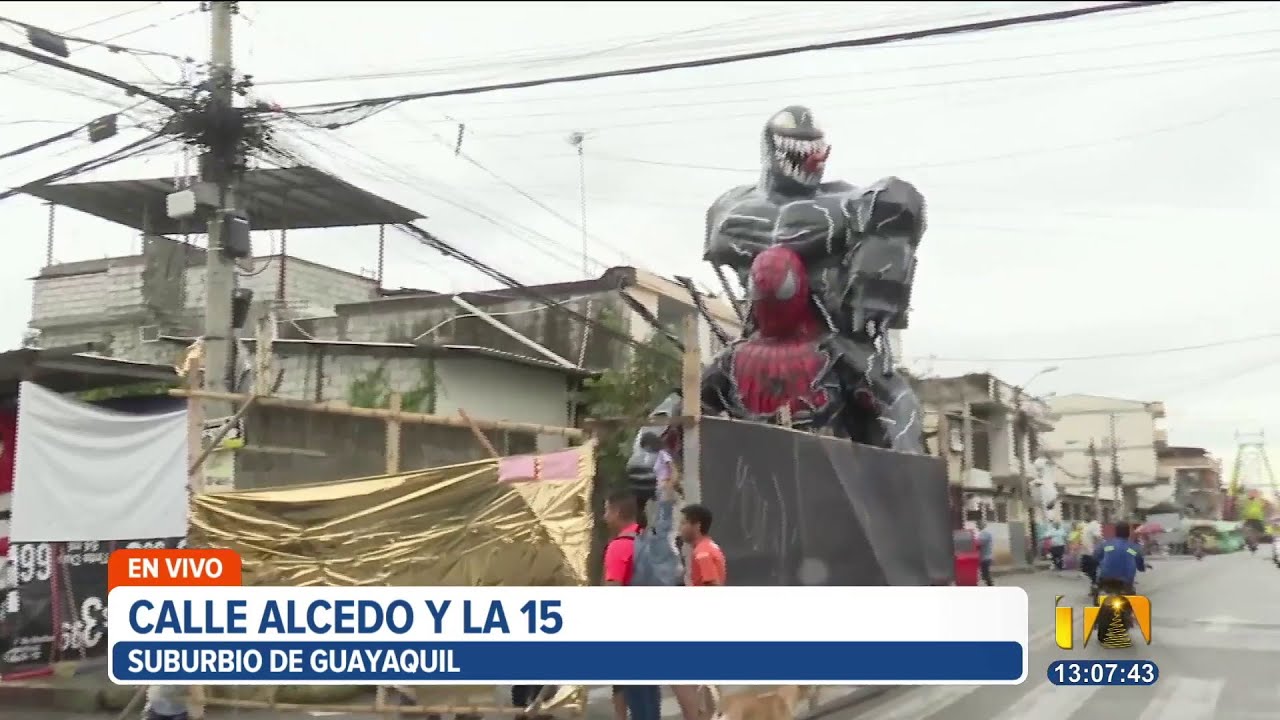 Familias visitan monigotes gigantes en el suburbio de Guayaquil