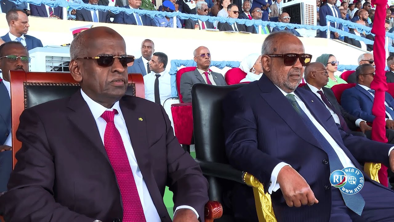 Le Président Ismaïl Omar Guelleh assiste au défilé des forces armées depuis la tribune officielle.