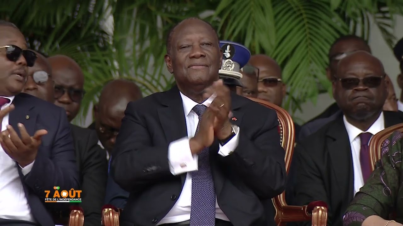 Célébration de l'AN 62 à Yamoussoukro : saut des parachutistes