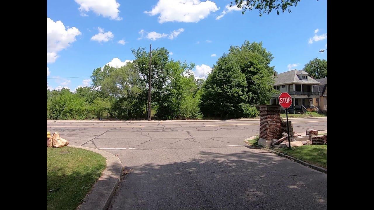 Driving Around the Boston-Edison Historic District in Detroit - Michigan