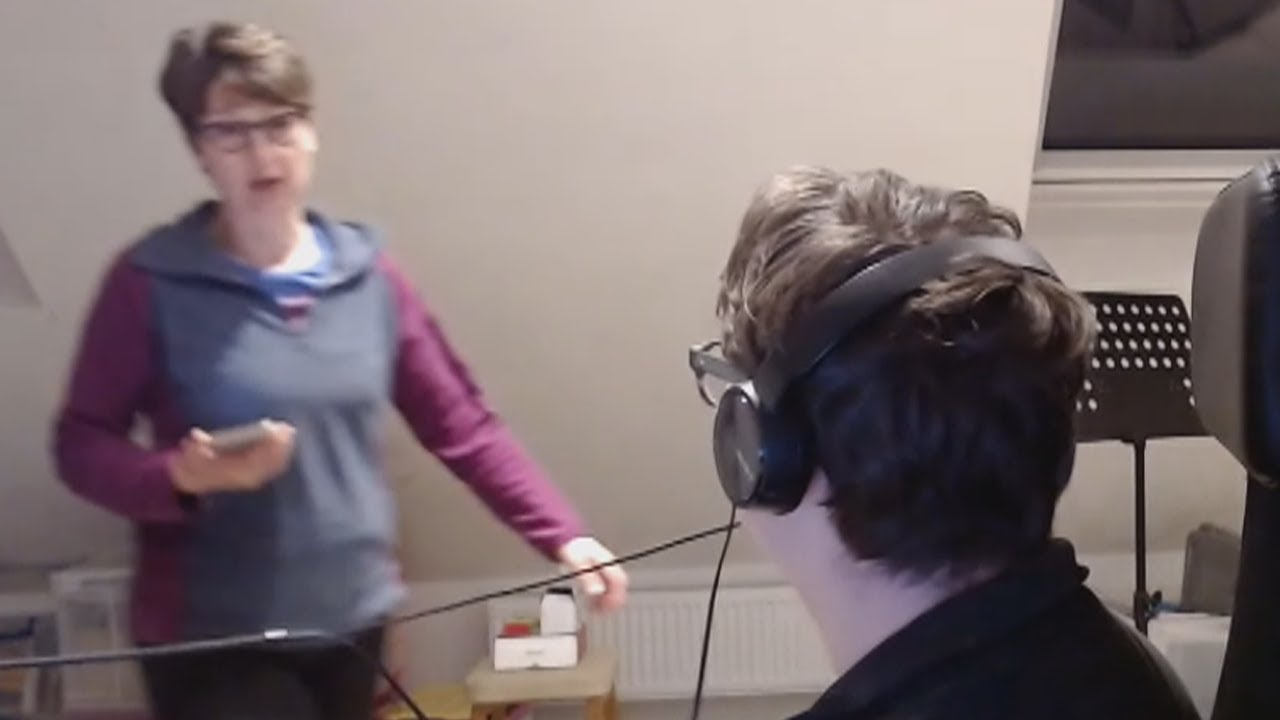 His mum walked in while he was on Discord