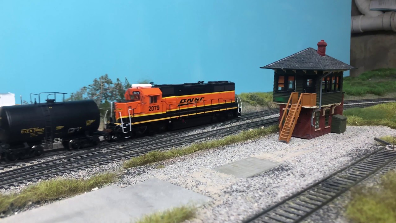 Review: Athearn RTR 30' NACC 8,000 Gallon 