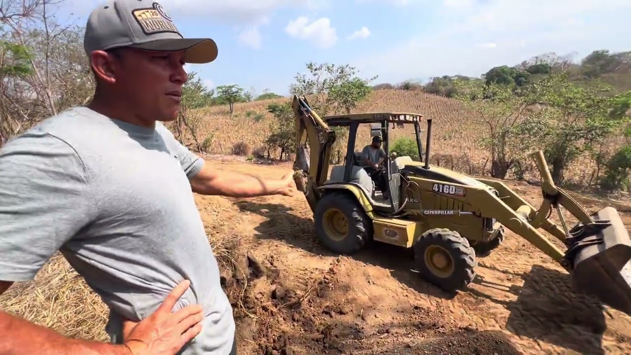 Trabajando con la retro excavadora este bordo 