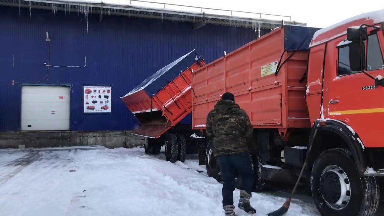 Камаз задуло снегом) Как быстро скинуть снег с тента)