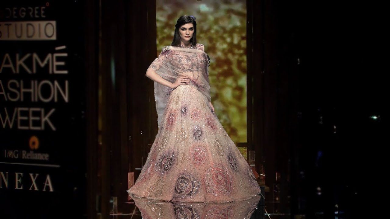 Kriti Sanon Walks For Tarun Tahiliani | Spring/Summer 2018 | Lakme Fashion Week
