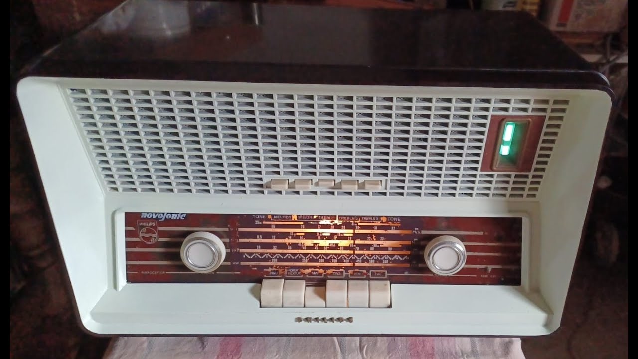 Restoration of vintage Radio. Part 1. Philips B4CA97A, from 1961. Made in India.