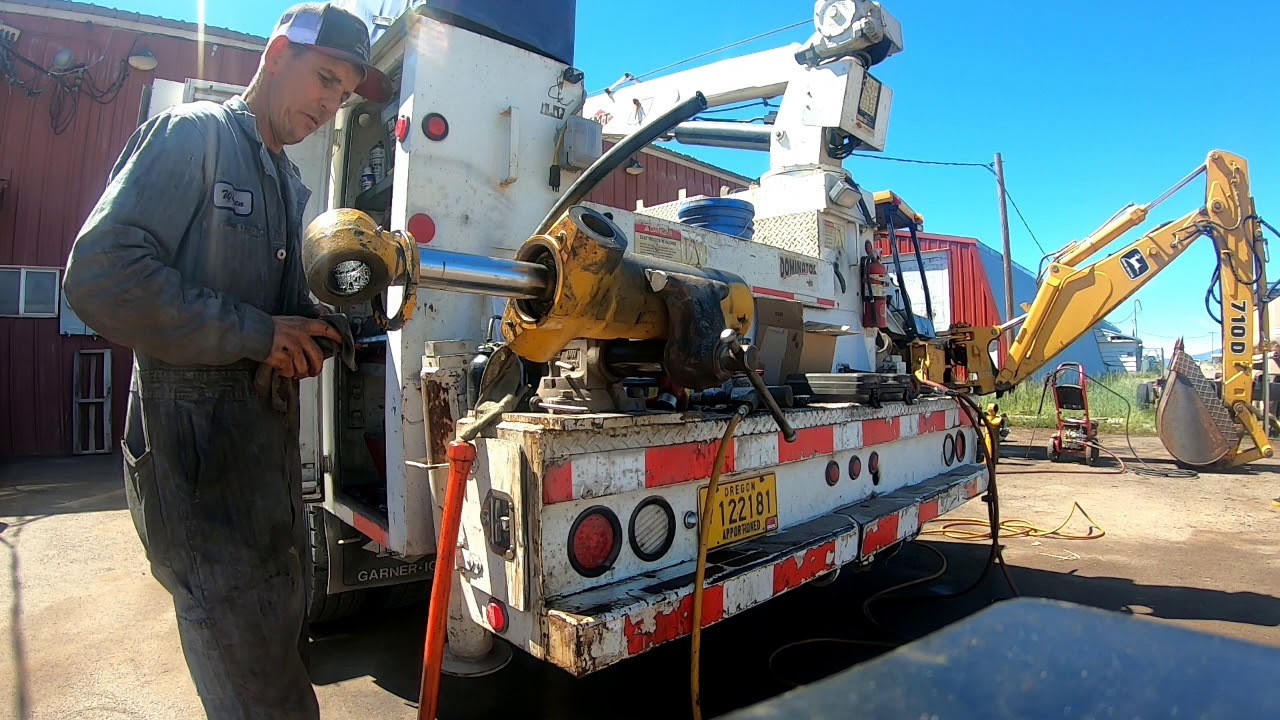 Backhoe swing cylinder rebuild.