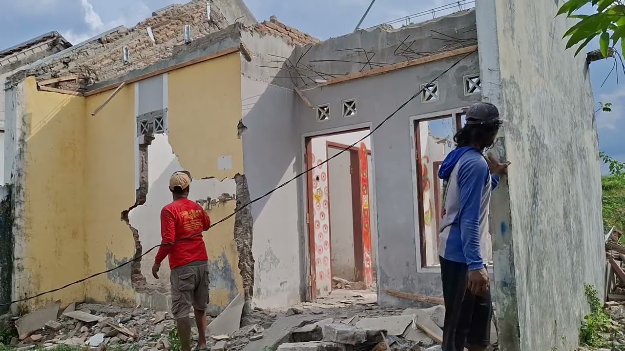 KENA TERJANG JALAN TOLL KEDIRI TULUNGAGUNG HARUS DI BONGKAR 