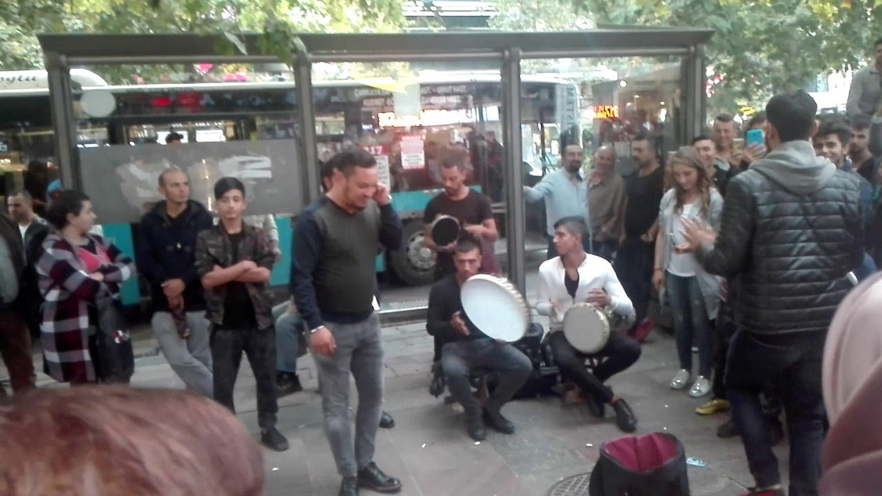 KIZILAY DA SOKAK MÜZİSYENLERİ