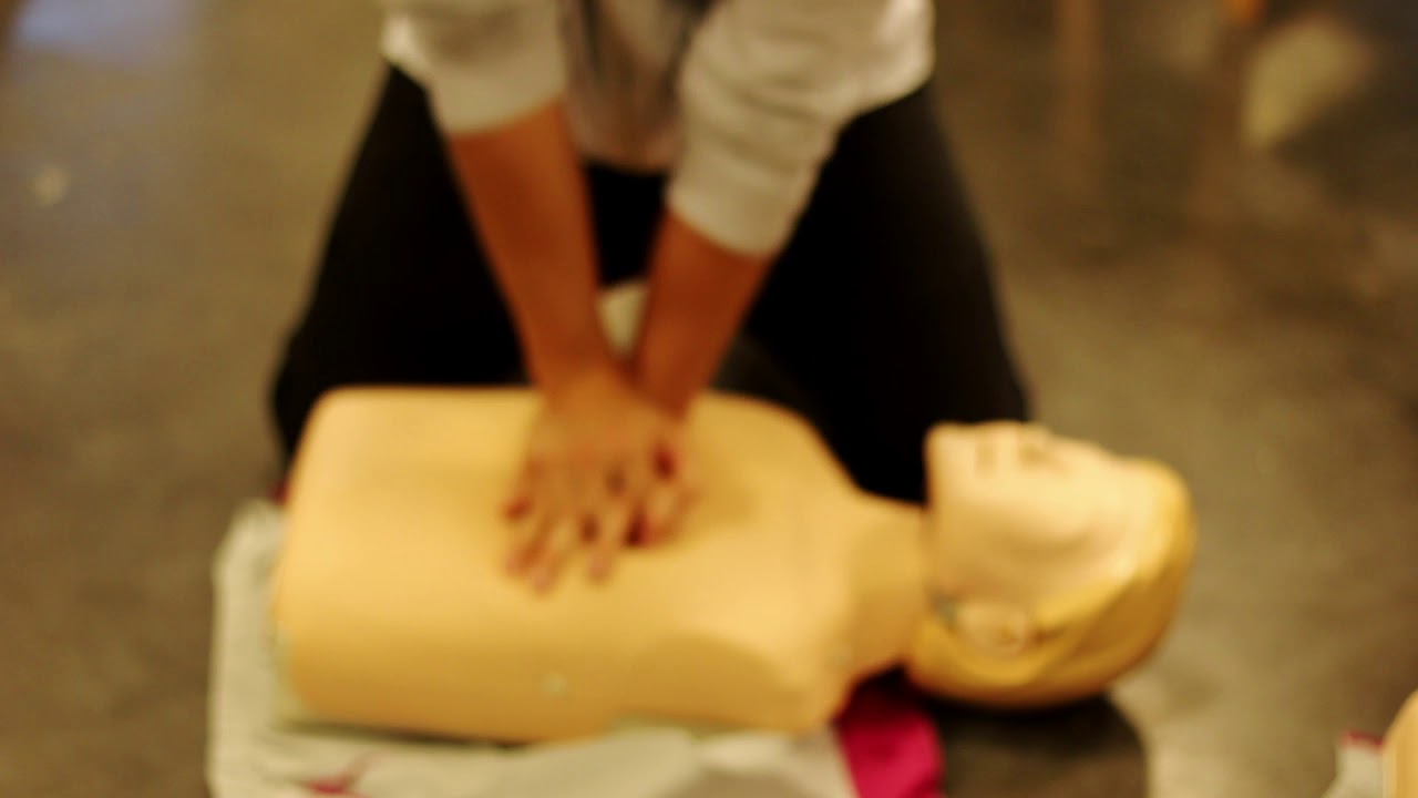 Se hvordan vi underviser i f&oslash;rstehj&aelig;lp! F&oslash;rstehj&aelig;lpskursus hos First-8.dk