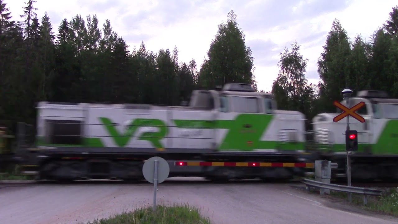 VR T 3384 passed VEHKASUO (km 0355+0138) level crossing @ Petäjävesi, Finland
