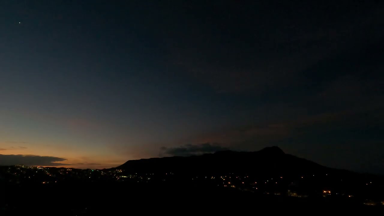 Real-Time Hawaiian Sunrise | Ocean Waves, Birds & City Sounds