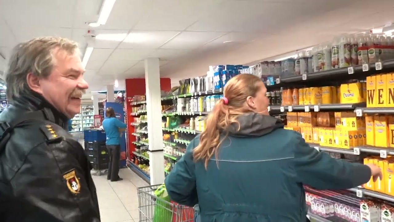 Boodschappen doen Joshua voor het eerst in de winkelwagen 