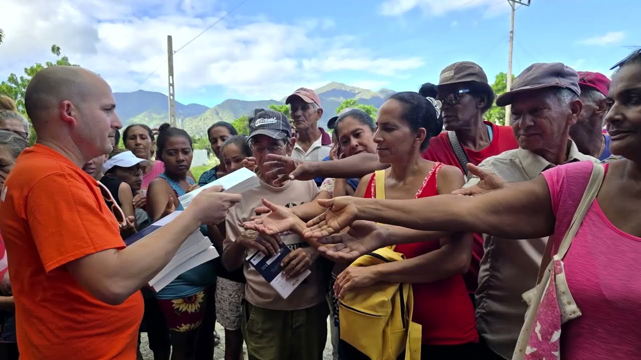 Evangelism in Cuba | Giving out Bibles