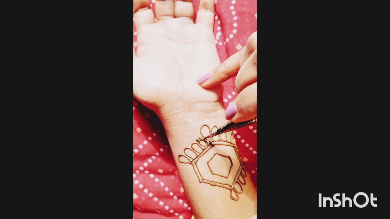 Maa my first love ❤️ and my forever artist #Maa #flowermehndi #Namemehndi 😊