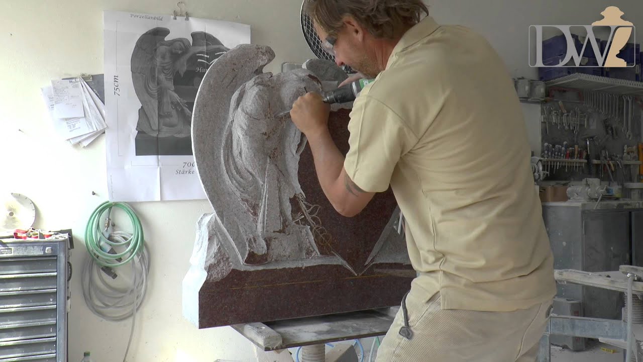 Schöner Grabstein mit Engel und Herz aus rotem Granit – Engelgrabstein von Stilvolle-Grabsteine.de