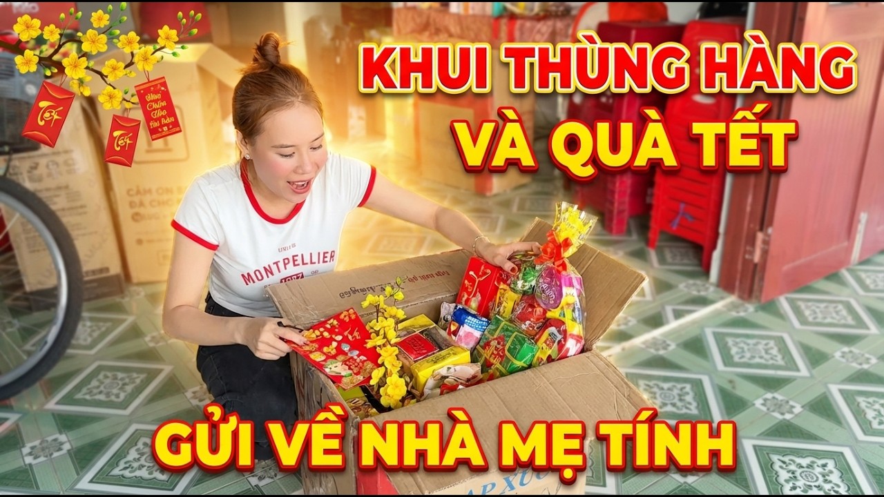 Khui thùng hàng và quà Tết gửi về nhà Mẹ Tính. 