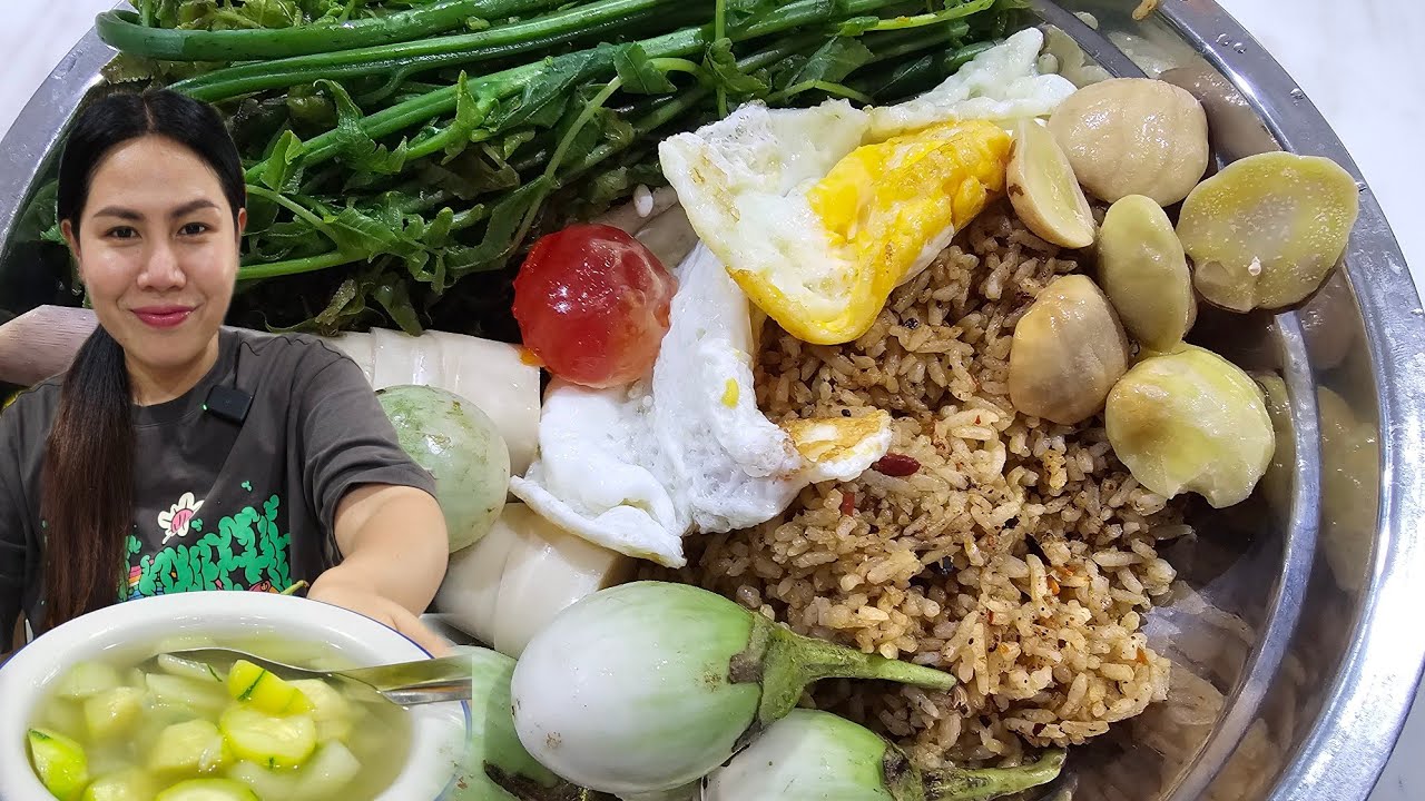 วันนี้กินข้าวกับผักกูดลวกน้ําพริกปลาร้าคลุกข้าวหน่อไม้ต้ม ไข่ดาวเค็มอร่อยมากเลยค่ะ