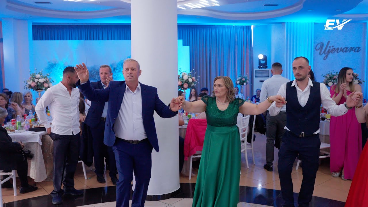 HAPJA E DASMËS - Shihni sa bukur babai hap dasmën me vallen e parë // EV Production