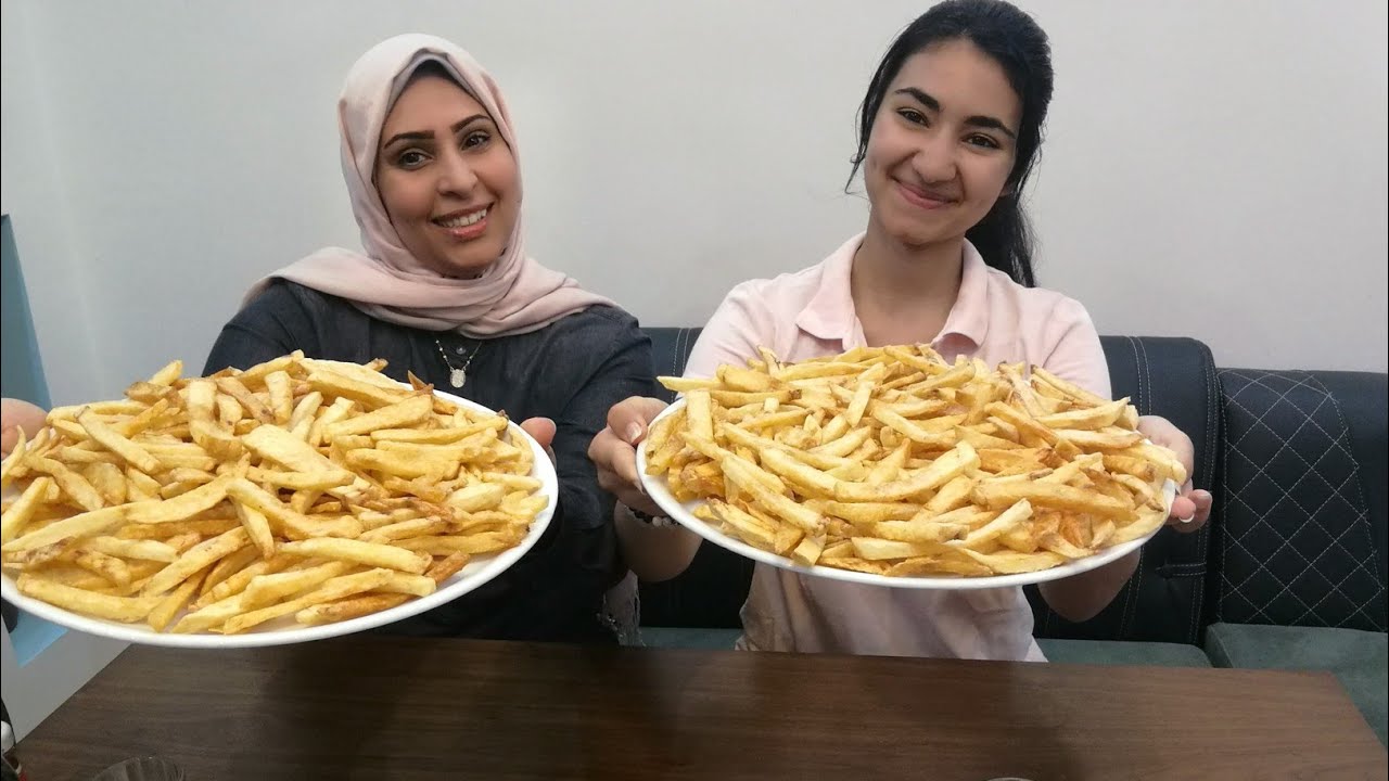تحدى اكل اكبر كميه بطاطس محمره 💪والعقاب فى الشارع ضحك السنين😂😂😂