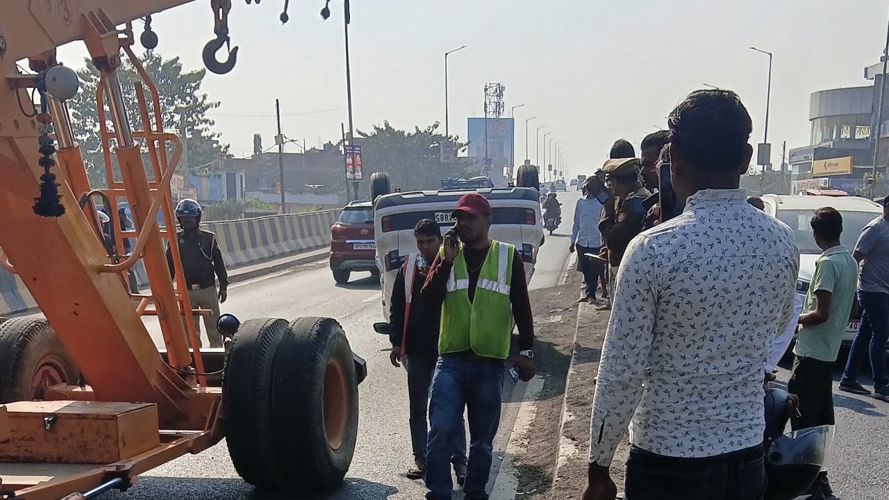Raibareli गोल चौराहा गाड़ी पलट 🤔