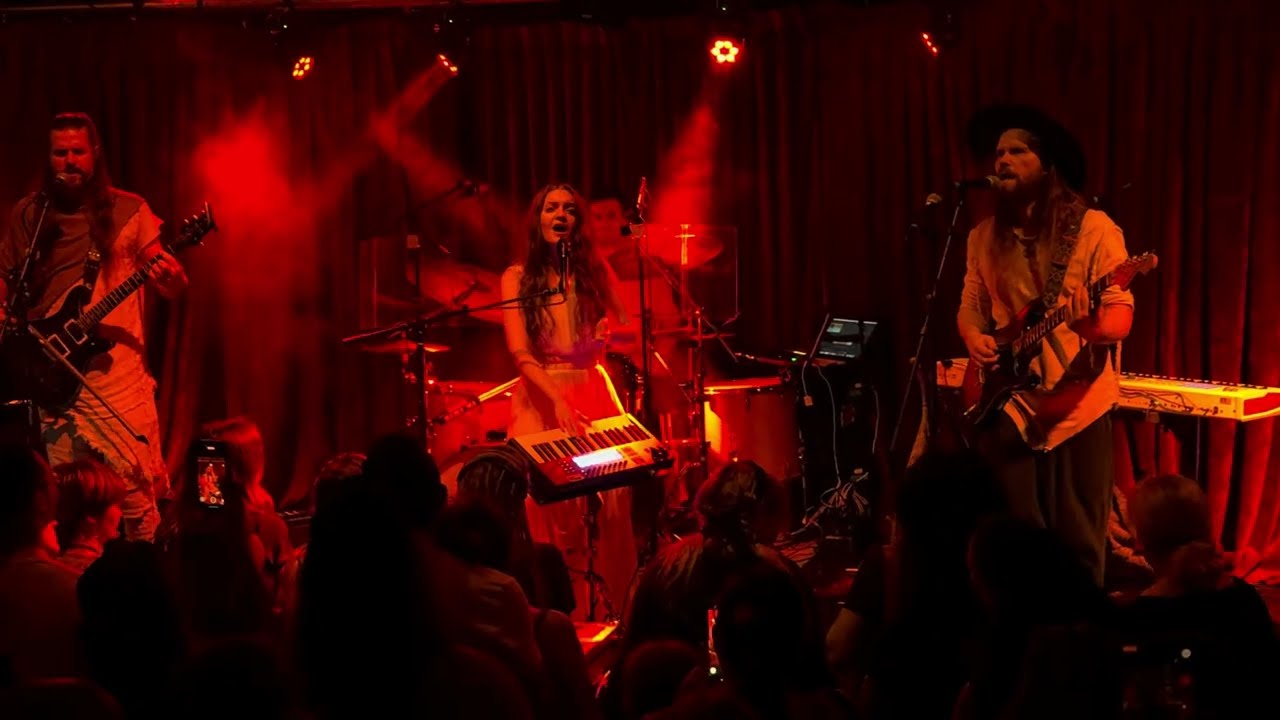 Kalandra Brisbane - Helvegen - live concert
