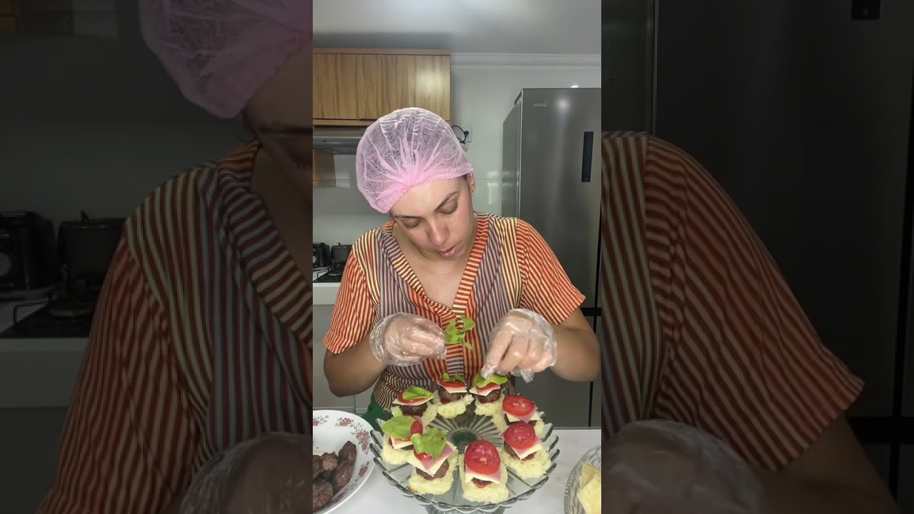 Preparando mini hambúrguer de festa
