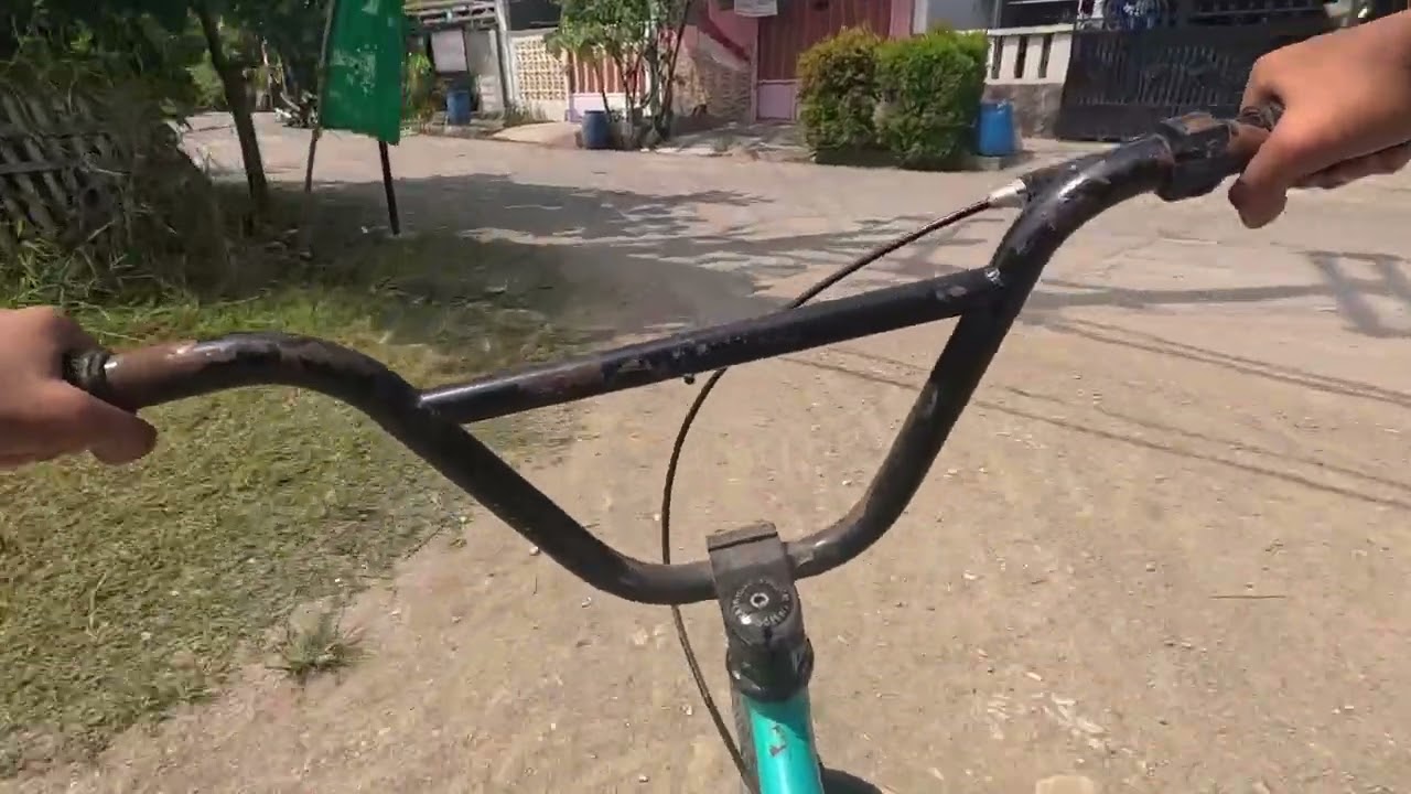 Kondangam kerumah temen menggunakan sepedah BMX sambil Ngewheelie sepanjang jalan