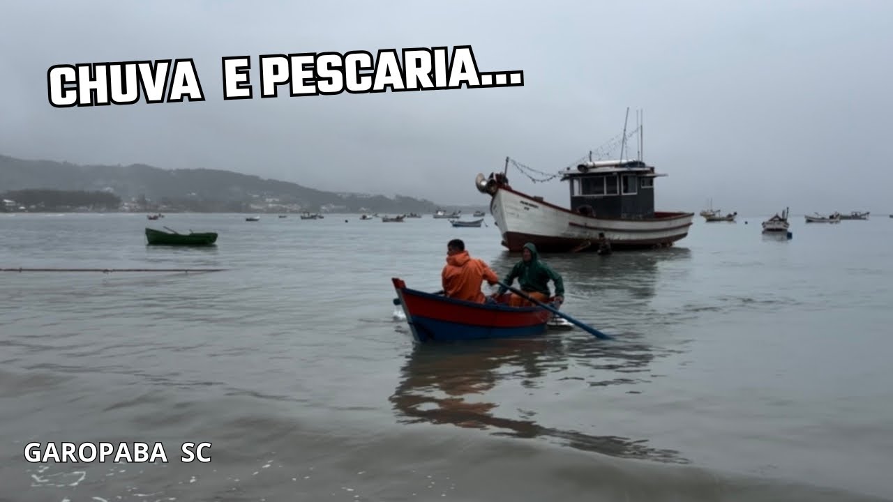 09/03/26 E MESMO COM CHUVA A PESCA CONTINUA NA PRAIA CENTRAL DE GAROPABA SC.