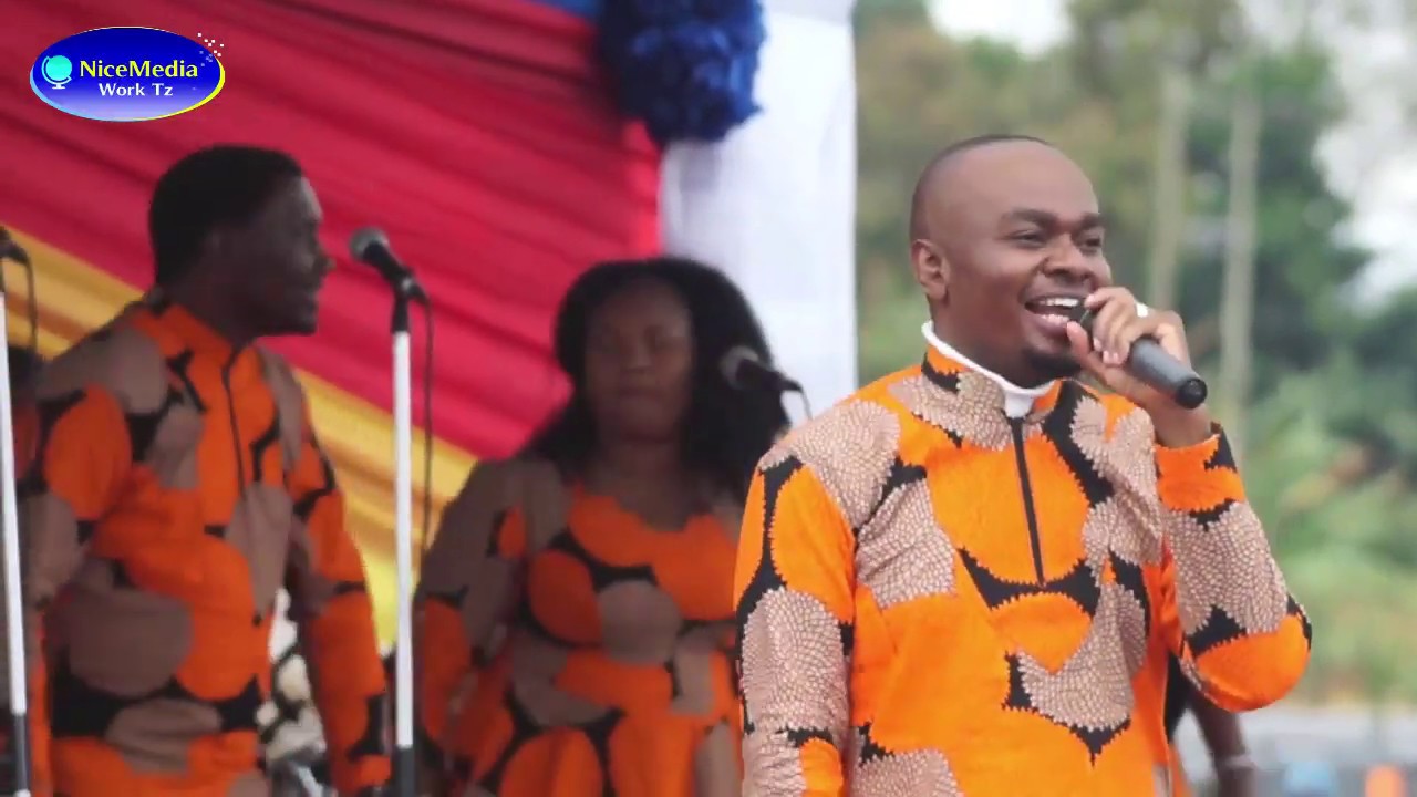 Ona huduma ya Redio Safina walivyo msifu  Mungu kwenye Kongamano kubwa la KINABII uwanja wa Magereza