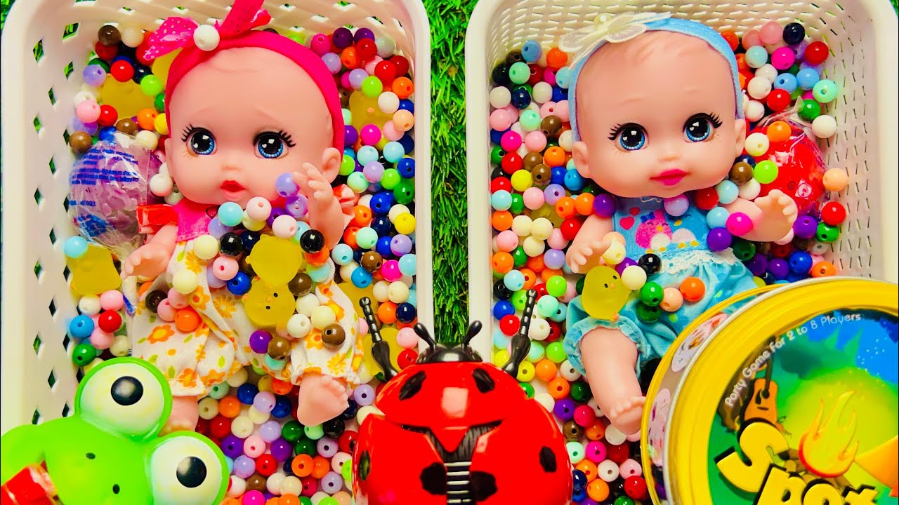ASMR Badewanne voller Süßigkeiten 🍭💦 Bunte Candy Mix Challenge mit Baby Puppe