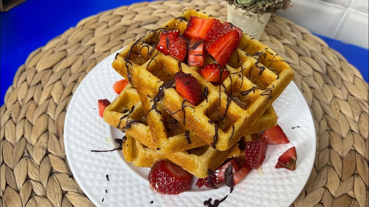 كيف تصنع وافل لذيذ مع لمسه منعشه من الفراوله والعسل 😋🍓 🍯Crispy delicious easy waffles