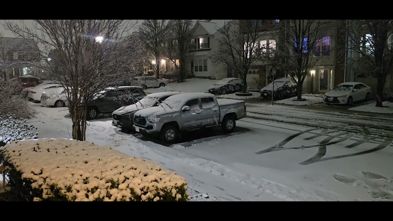 Snowfall transforms Herndon, Virginia into a quiet, dreamy winter scene(హెర్న్‌డాన్‌లో హిమపాతం)01