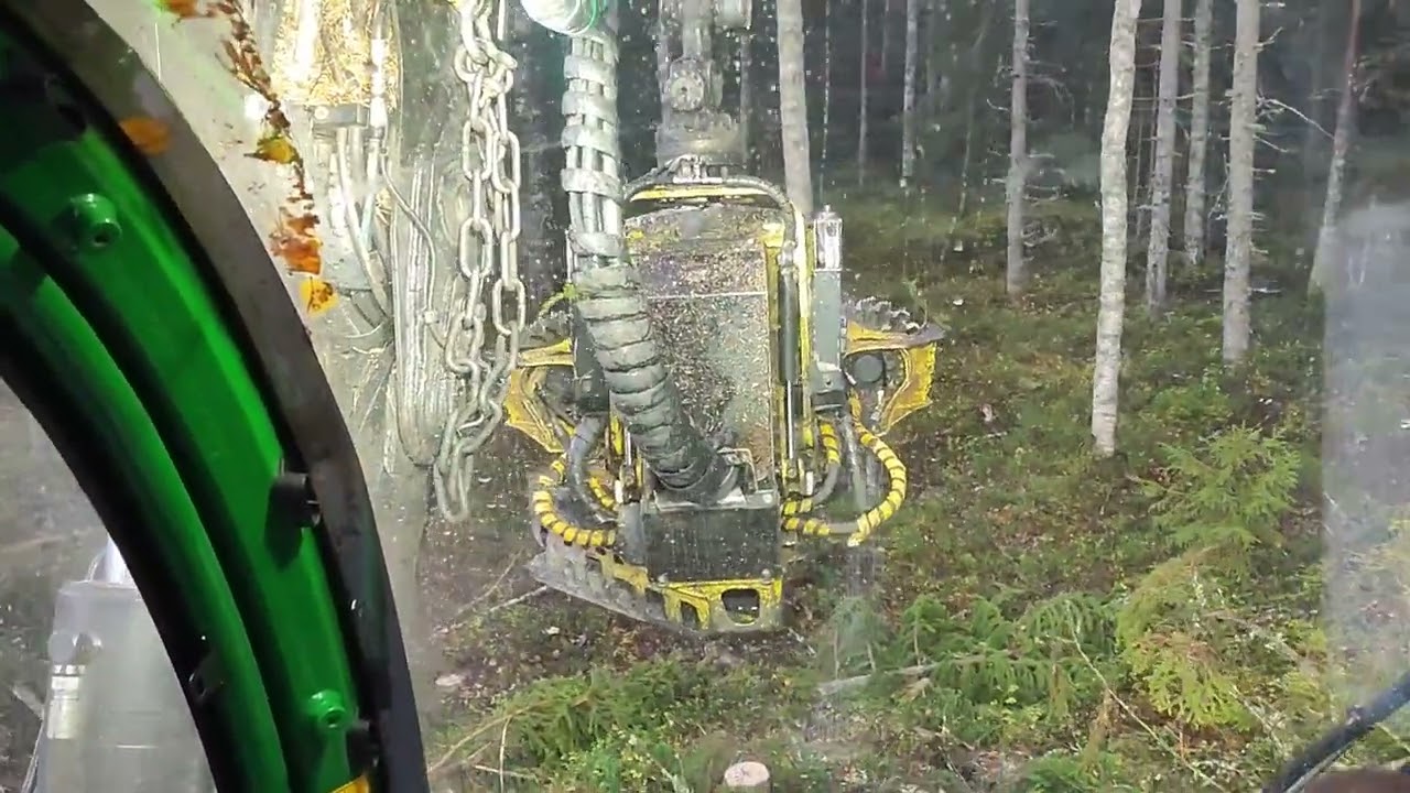 Avohakkuuta. Vahus vaan syöpi puuta. John deere E malli ja hakkuupää 413.