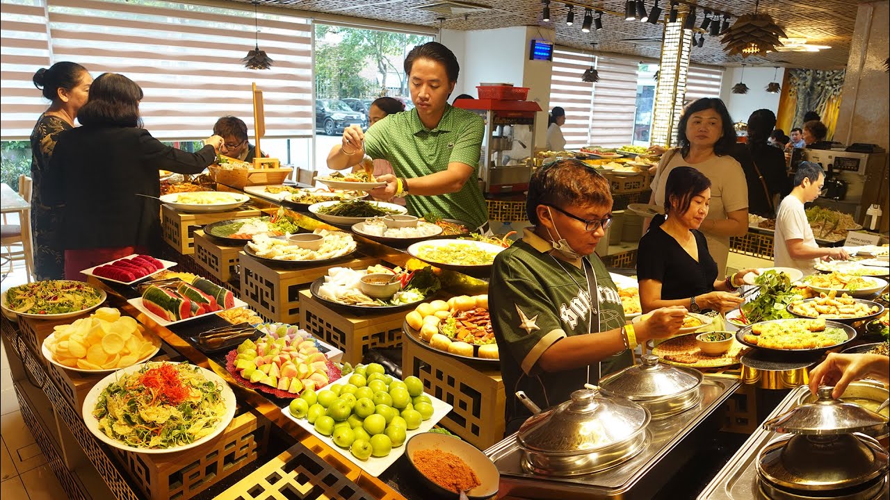 V.ỡ Trận Buffet Chay S&acirc;n Bay T&acirc;n Sơn Nhất 119K Đ&ocirc;ng Nghẹt Hơn 1000 Kh&aacute;ch Xếp H&agrave;ng Ăn Vui Như Hội