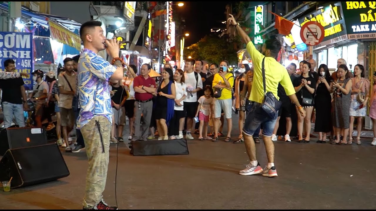 🔥🔥 Khách Du Lịch Quẩy Cực Sung Tại Phố Đi Bộ | Mashup Tìm Lại, Về Ăn Cơm | Vũ Xuyến x Crossroad Band