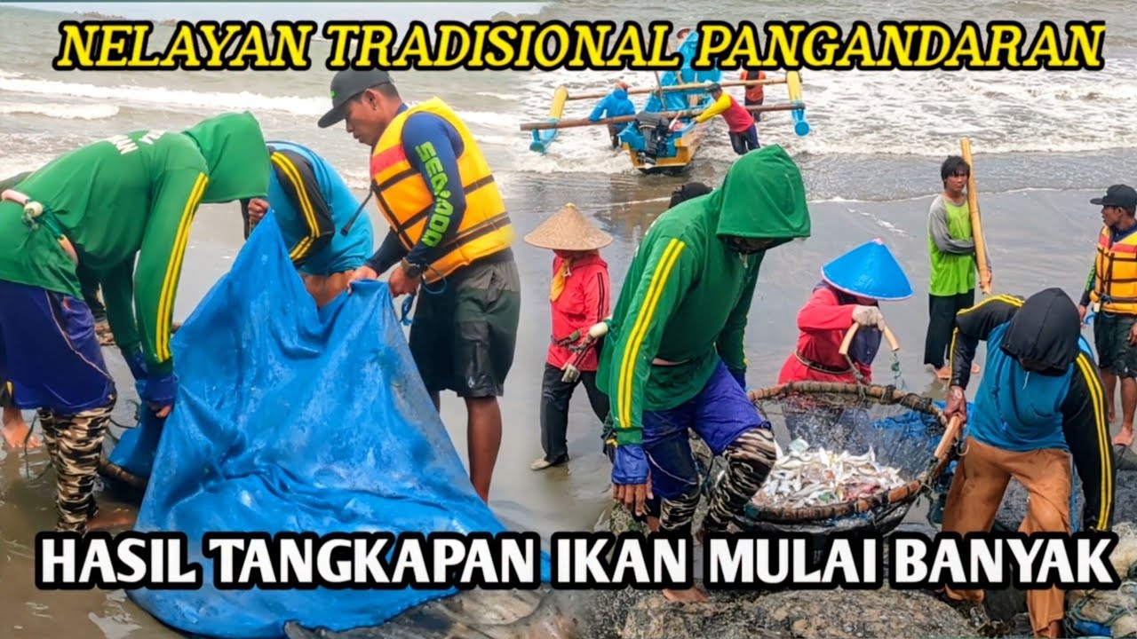 Nelayan Tradisional Saat Menangkap Ikan Di Pantai Timur Pangandaran