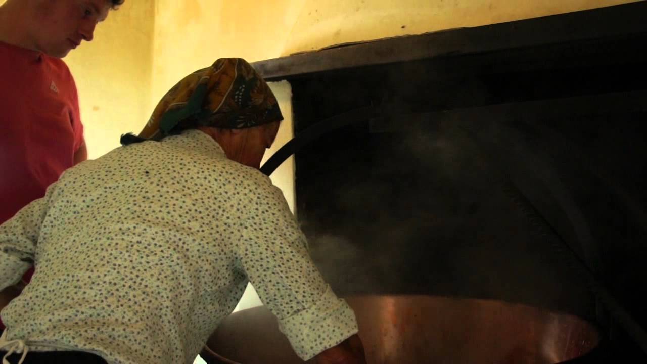 Agnese alle prese con la ricotta_Nostrano Valtrompia D.O.P.