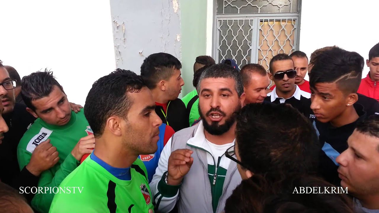 اثناء حديث اللاعب جديات و حاجي مع الانصار بعد نهاية الحصة التدريبية