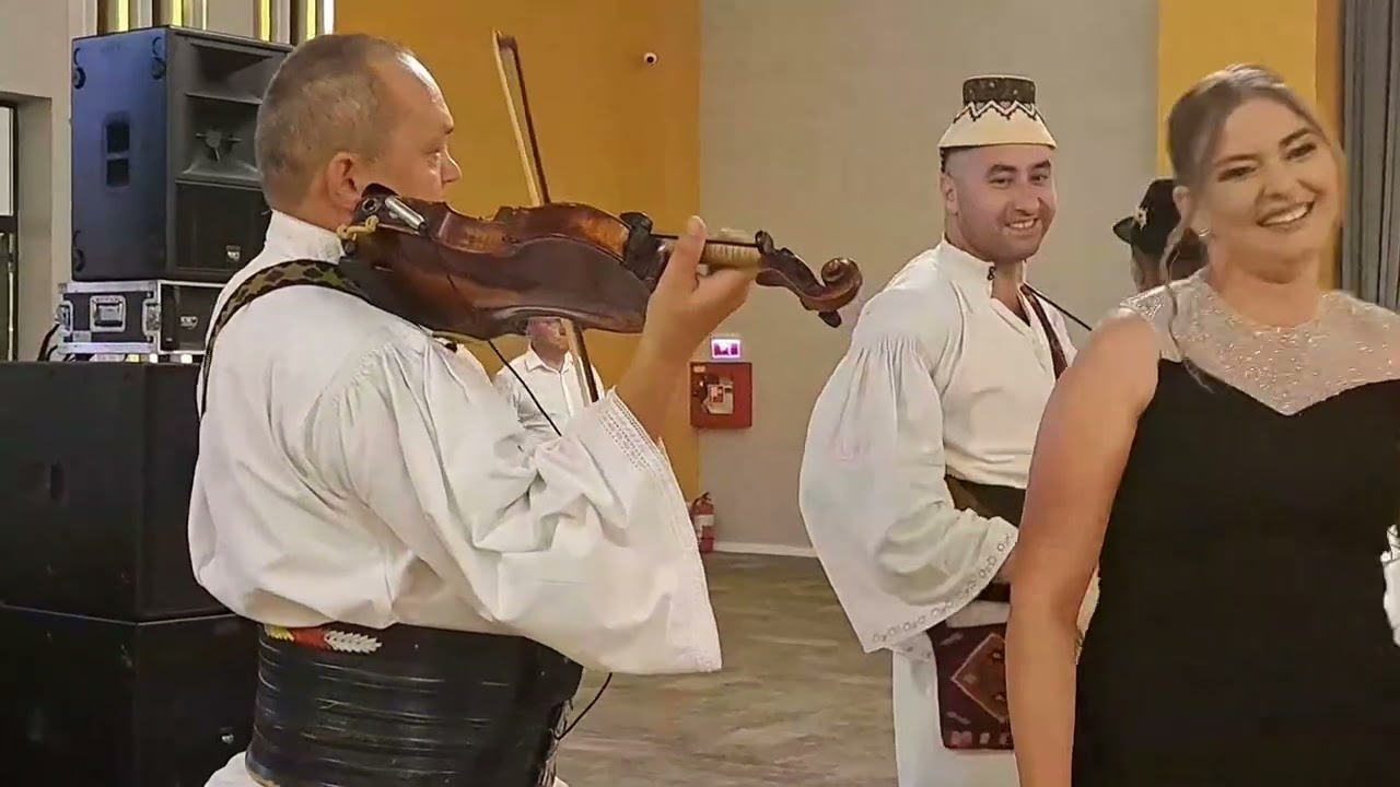 Asa se joaca la nunta in Maramures! | Grupul Iza - Invartita la o nunta speciala