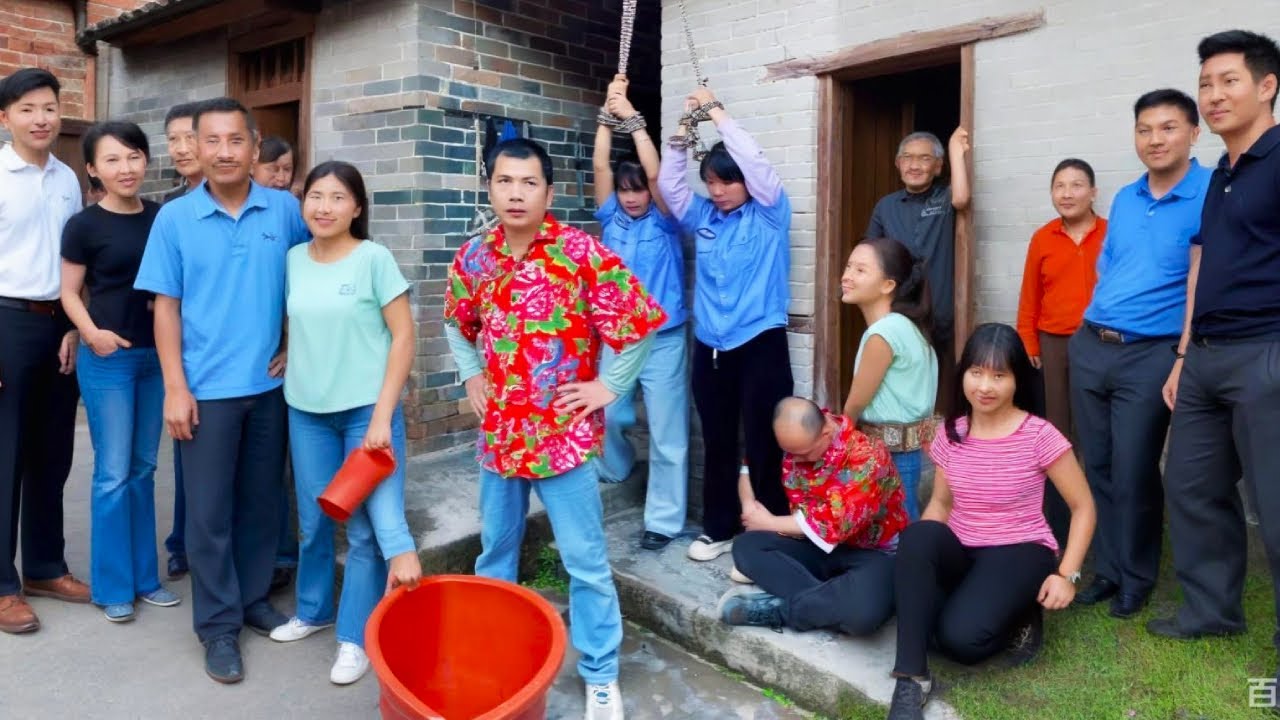 被绑保安们悄悄解开绳索，联合起来一脚踹飞人贩子狠狠暴揍一顿，出气后再送进监狱好好思过！#严厉打击违法犯罪 #正能量剧情 #传递正能量 #comedy #弘扬正能量 #movie #搞笑