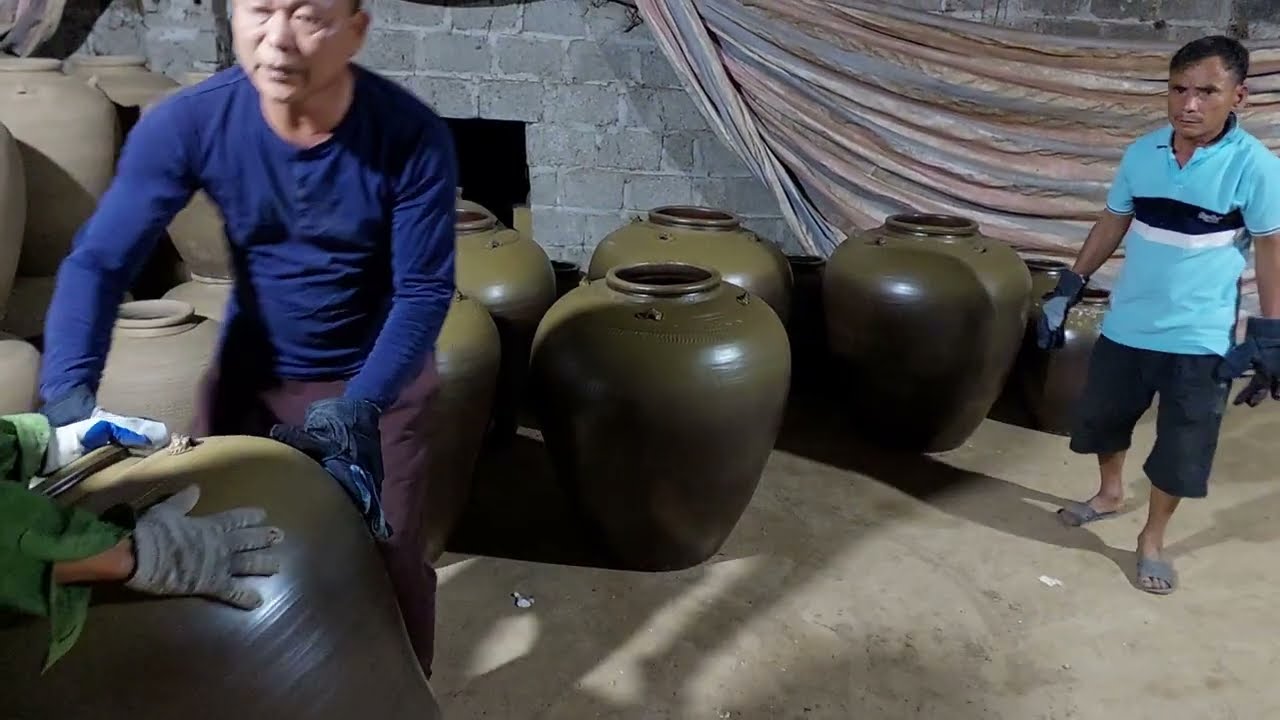 Lên lai quá trình ra lò chum sành tại gốm sành Hùng Sơn Tiếp theo