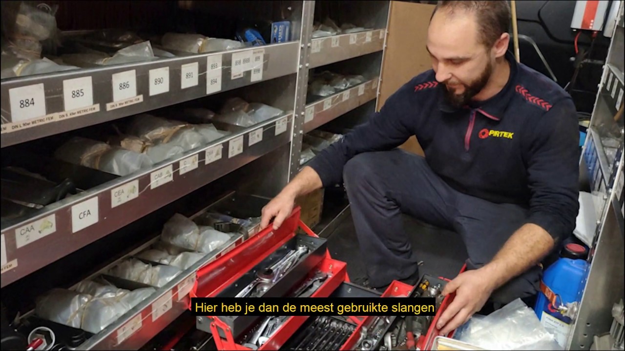 Pirtek Belgium - hydrauliek technieker toont bus.