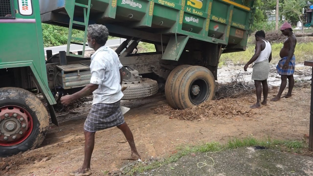 Ashok Leyland Tipper truck Stuck in Mud | Farmers helps in rescueing